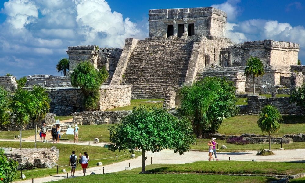 Taalreis met verblijf bij een gastgezin in Mexico - studenten bezoeken de piramides