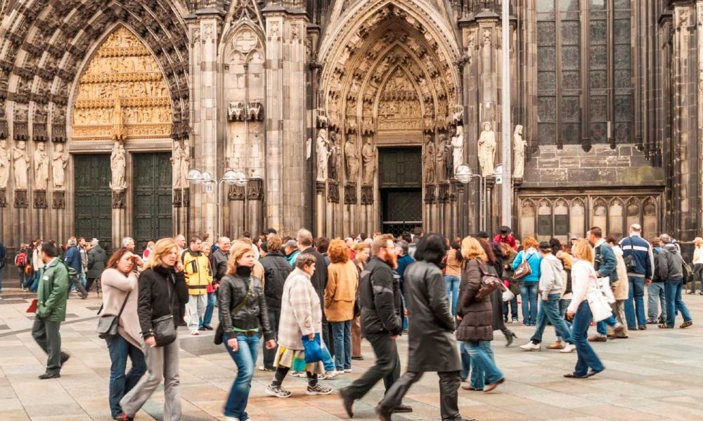 Taalreis met verblijf bij een gastgezin in Duitsland - studenten bij een kathedraal