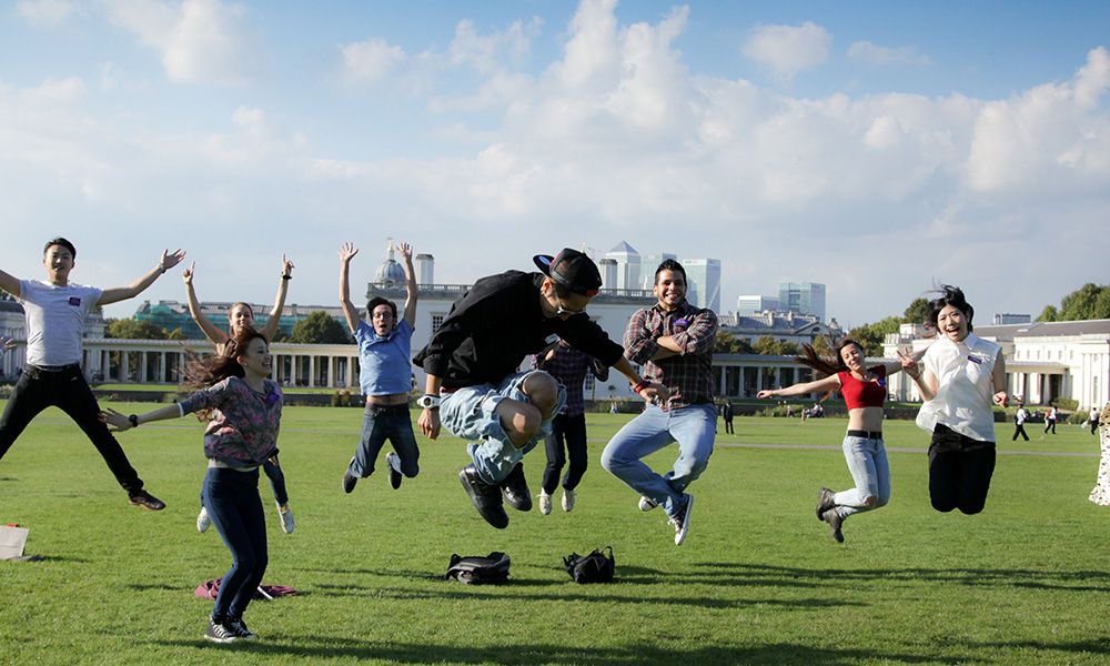 Engelse cursussen in Londen - Blije studenten in het park