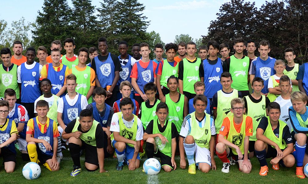 Franse zomerkampen - groep in het voetbalzomerkamp in Frankrijk