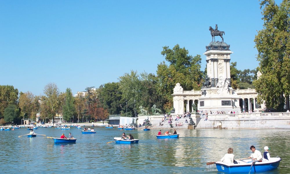 Año escolar en Madrid - descansando en el parque