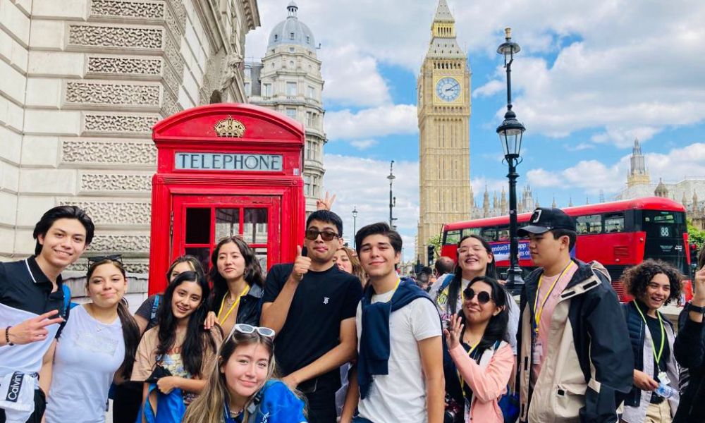 summer camp in england - discover London with friends