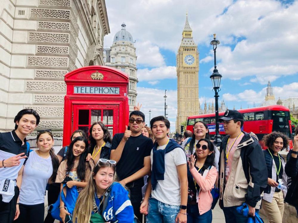 summer camp in england - discover London with friends