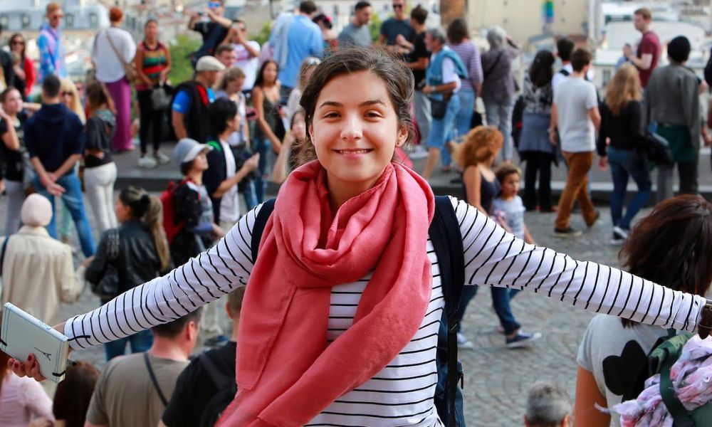Estudiante disfrutando de su programa de estancia en casa para aprender idiomas de manera inmersiva