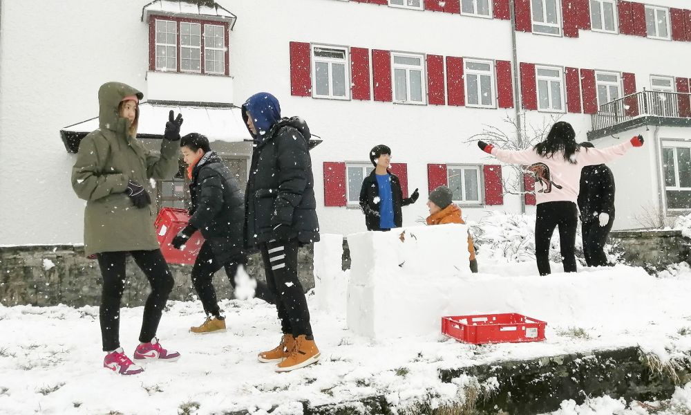Cursos de alemán para adolescentes - construyendo un castillo de nieve