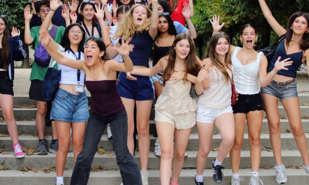 Colônia de férias em Francês Paris - foto em grupo aproveitando Paris