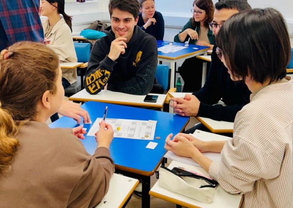grupo de estudiantes adultos de una escuela de idiomas