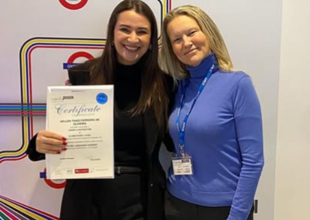 Estudiante de escuela de idiomas con certificado