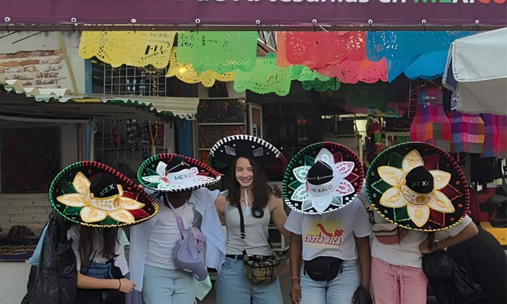 High School in het buitenland Yucatan - mercado de artesanías