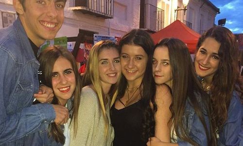 High School in het buitenland Spanje - Uitwisselingsprogramma in Spanje - uitwisselingsstudent met vrienden tijdens haar academische jaar
