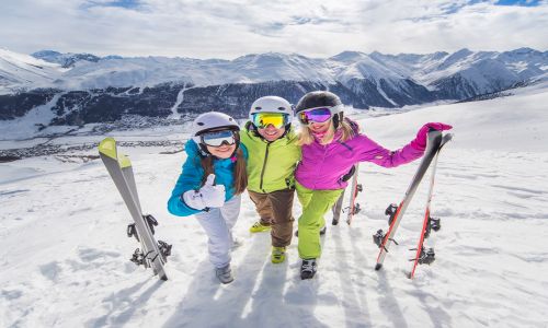 Homestay Programs Chile - Homestay and school immersion in Chile - students skiing together