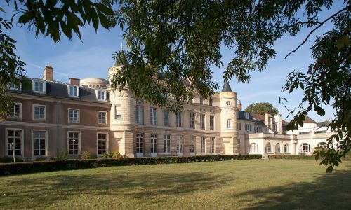 Año escolar  en un Colegio internacional en Francia Internado internacional en París - edificio principal