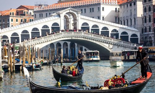 Private Italian courses in Rome or Naples - student enjoying outdoor lessons