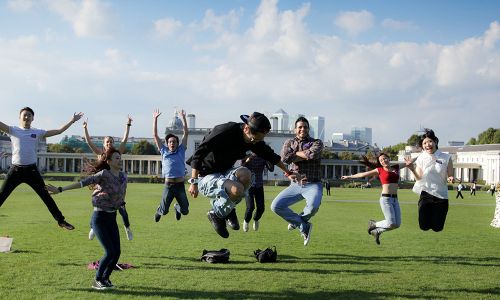 Cours d'anglais à Londres - Des étudiants heureux dans le parc