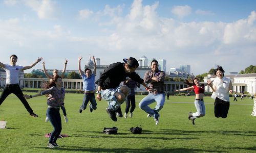 Escuela de Idioma Reino Unido - Cursos de inglés en Londres - Estudiantes felices en el parque