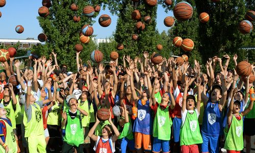 Basketball summer camps in France - outdoor group training 