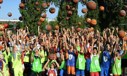 Campamento deportivo de baloncesto en Francia Campamentos de baloncesto en Francia: entrenamiento grupal al aire libre