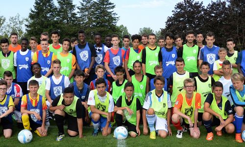 Campamento deportivo de fútbol en Francia Campamento de verano de fútbol en Francia - grupo en el campamento de verano de fútbol en Francia