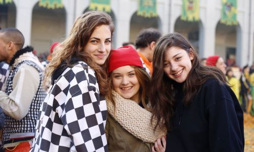 Taalreis met verblijf bij een gastgezin Italië - Italiaanse zomerse taalreis met verblijf bij een gastgezin in Italië - uitwisselingsstudent met vrienden