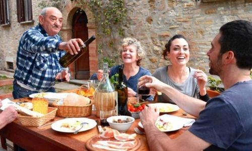 Clases privadas de italiano en casa de profesor en Italia Clases privadas de italiano en Italia: estudiante internacional que experimenta la vida familiar con su profesor