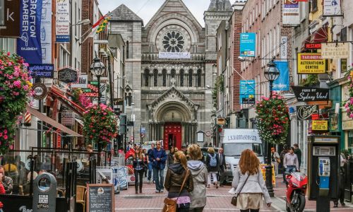 Clases privadas de inglés en casa de profesor en Irlanda Cursos privados de inglés en Dublín: estudiantes explorando la ciudad