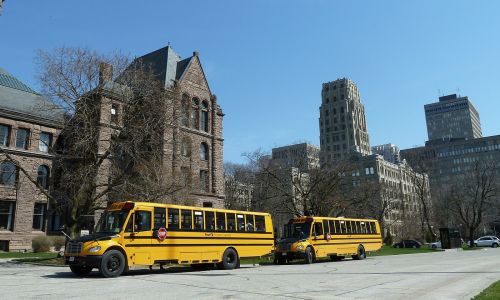 Bachillerato internacional en Canadá - buses escolares