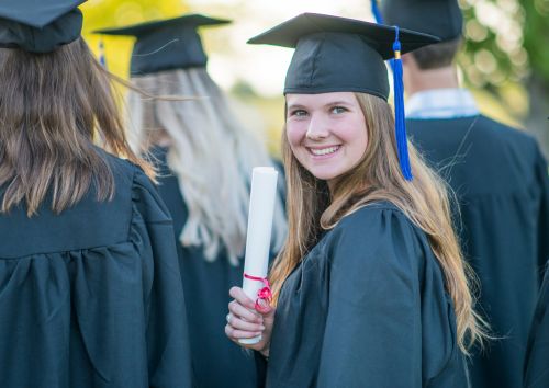Comment fonctionne la remise des diplômes de lycée au Canada