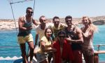 Cursos privados de inglés en Malta: estudiantes internacionales disfrutando de una excursión en barco