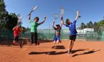 Ennis campamento de verano en Francia - felices jugadores jóvenes