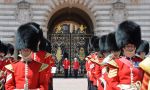 Private English courses in England - guards at Buckingham Palace