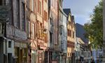 French courses in Normandy - students walking in the old streets