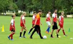 Campamentos de verano franceses - jugadores con entrenador de fútbol