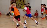 Campamentos de baloncesto en Francia: entrenamiento grupal en interior