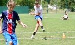 Campamento de verano de fútbol en Francia - pateando la pelota en el campamento de verano de fútbol en Francia