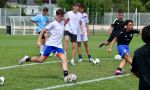 Campamento de verano de fútbol francés en Francia - jugadores durante un entrenamiento