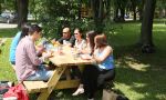 french immersion in Québec - Picnic on green areas around the school