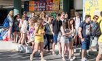 Bienvenida al campamento de verano para adolescentes en Francia - estudiantes en el aeropuerto